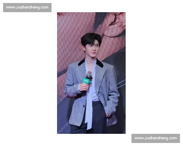 陈哲远泰国见面会 C 位登场，与高层合影尽显国际巨星风范